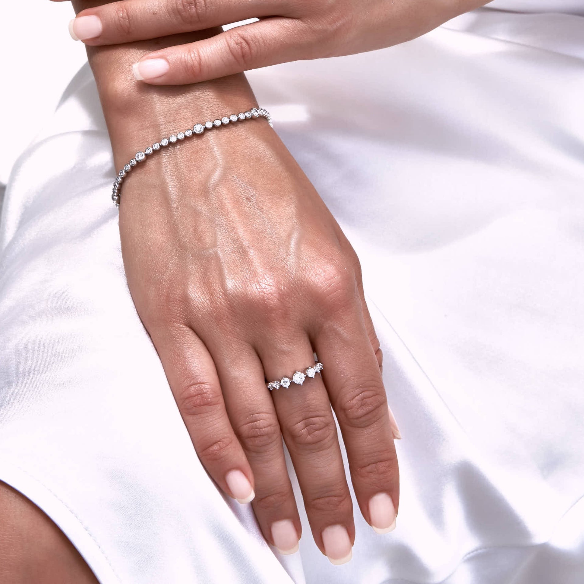 9ct White Gold Seven-Stone Claw-Set Diamond Brilliant Ring (Limited Edition) 